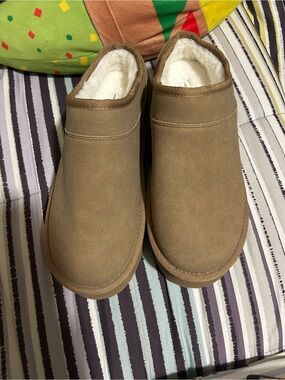 Womens Slip-On Shearling-Lined Casual Slippers - Tan
